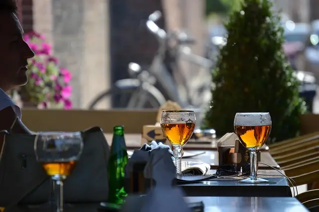 Birra Belgio Tavolo con boccali di birra Belga