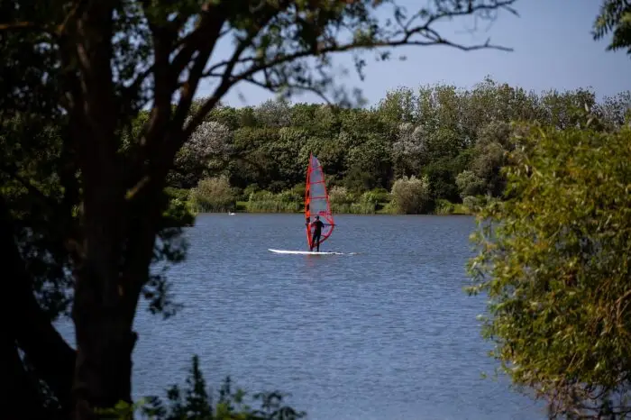 Lago - Windsurf Windsurf in un lago