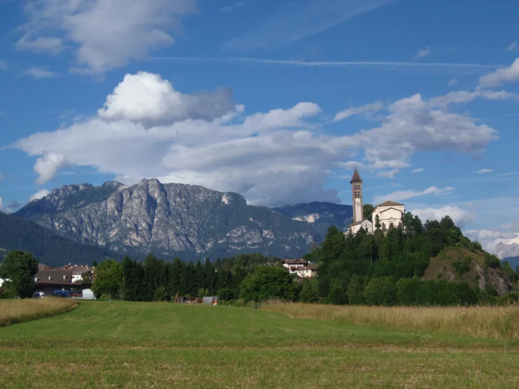 Panorama di una chiesa in montagna