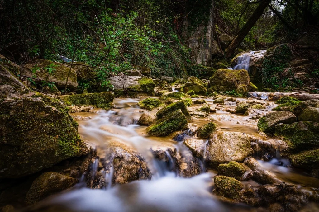 Torrente di acqua nelle rocce