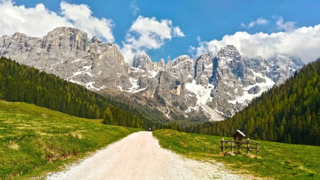 Veduta panoramica montagne e sentiero trentino