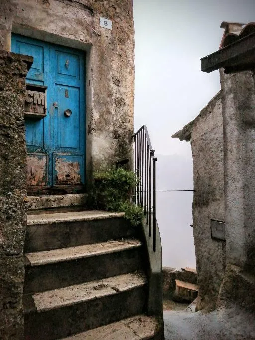 Porta blu vicolo con scalini