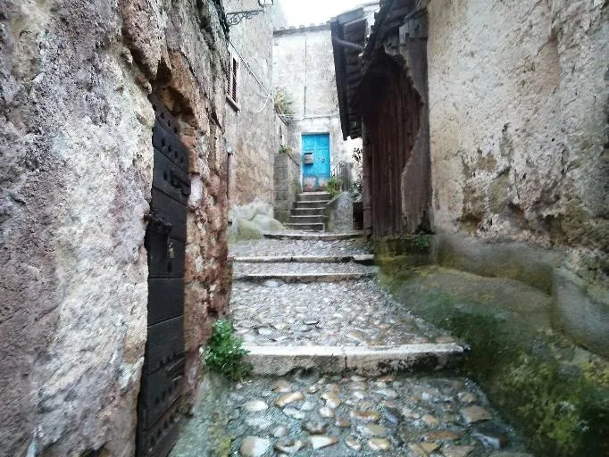 Vicolo con scalini di ciottoli