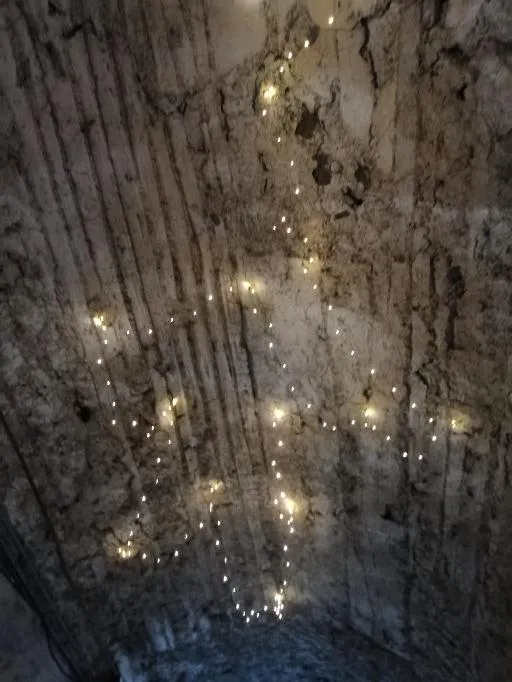 Luci natalizie sul soffitto di una grotta