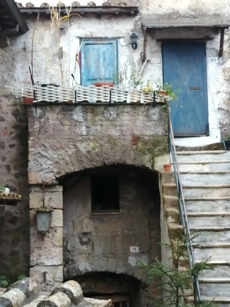 Porta con finestra di una casa antica