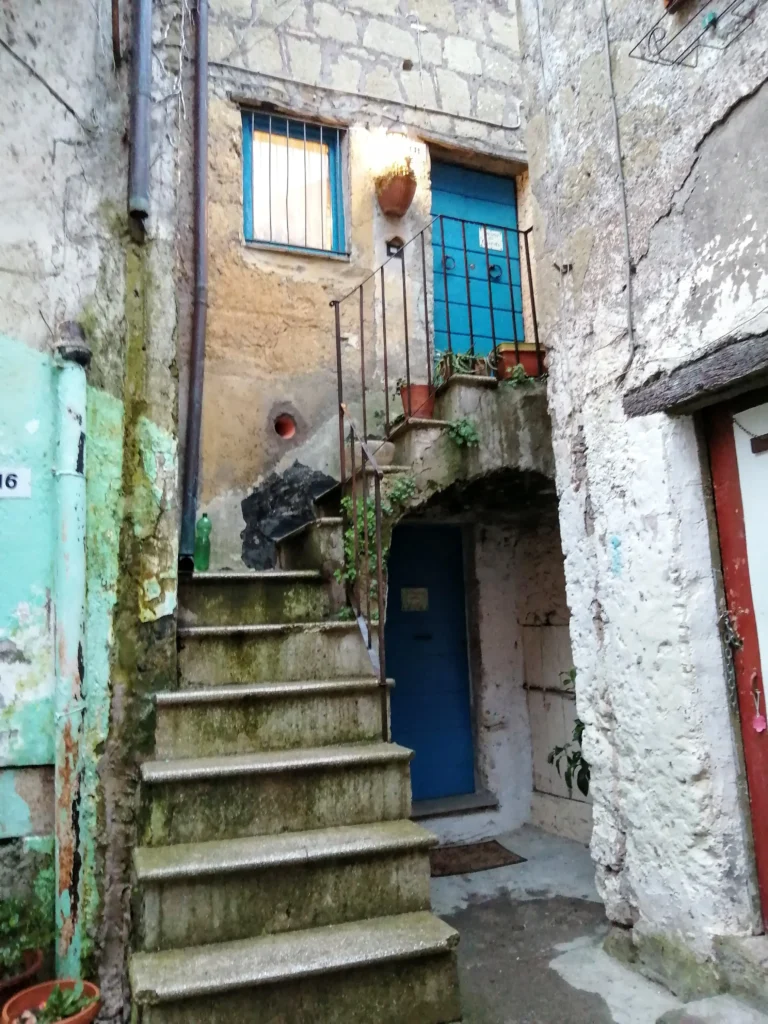 Scalinata con porta azzurra