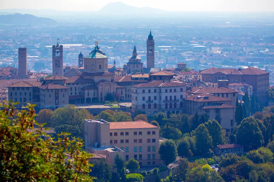 Bergamo Alta vista dall'alto con la pianura lombarda sullo sfondo