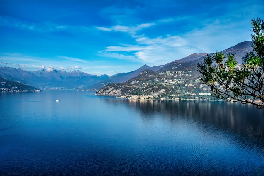 Lago di Como con vista su Varenna e le montagne lariane