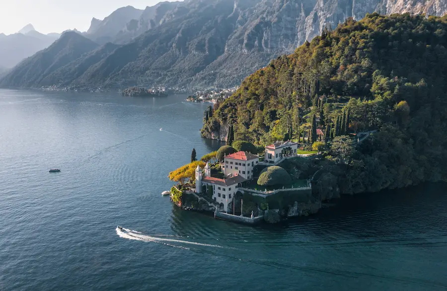 Villa del Balbianello sul Lago di Como, veduta aerea sul promontorio