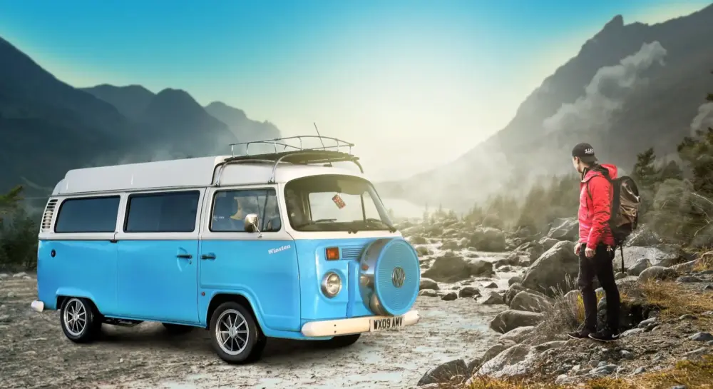Viaggiatori con pulmino in un panorama di montagna viaggio lento e destinazioni fuori stagione