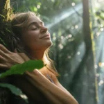 Donna che sfiora il muschio su un tronco in una foresta silenziosa