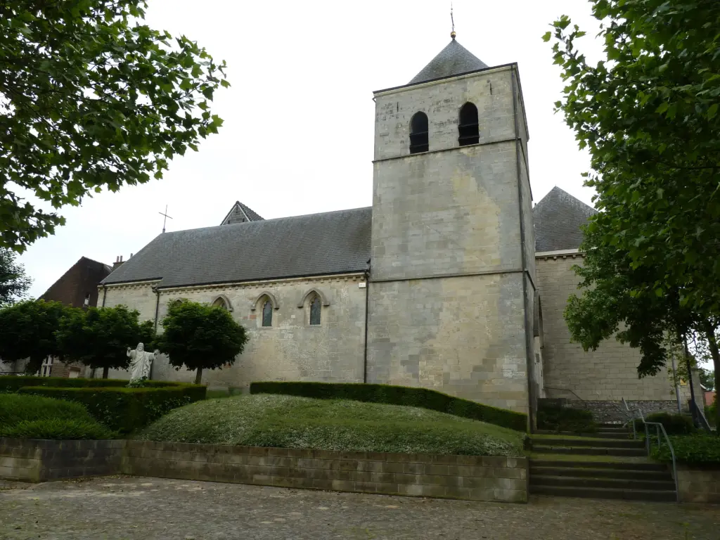 La cappella di San Severino a Val-Meer, frazione di Riemst, con il campanile in pietra calcarea e il giardino circostante