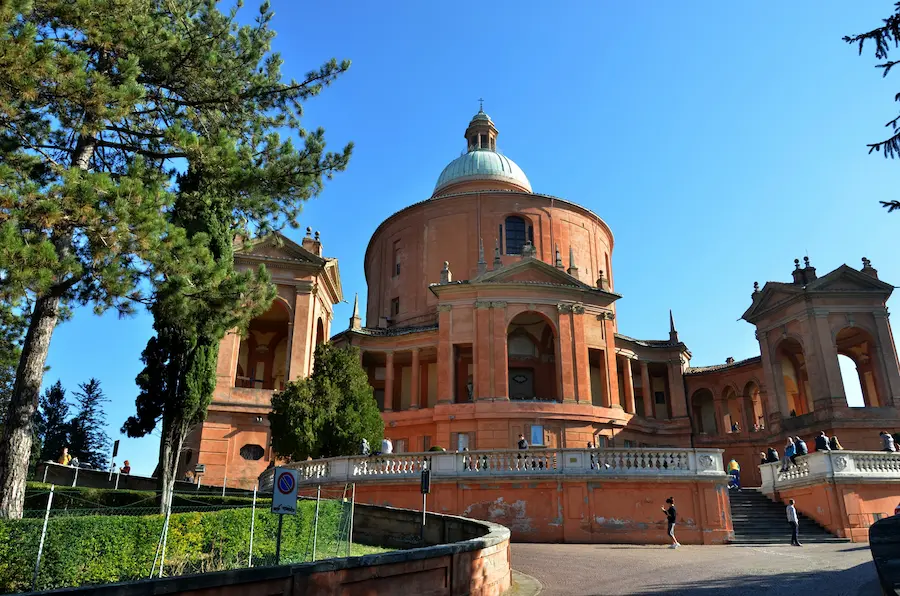 Facciata barocca della Basilica di San Luca sul colle della Guardia, Bologna