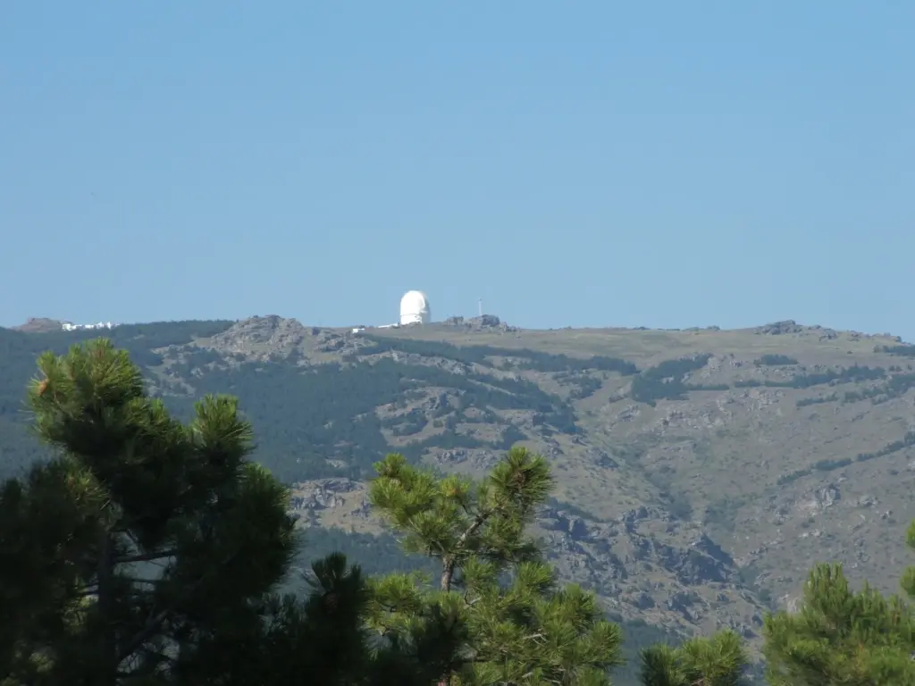 Vista panoramica sulla Sierra de los Filabres con la cupola dell'Osservatorio di Calar Alto sulla cima, pineta in primo piano