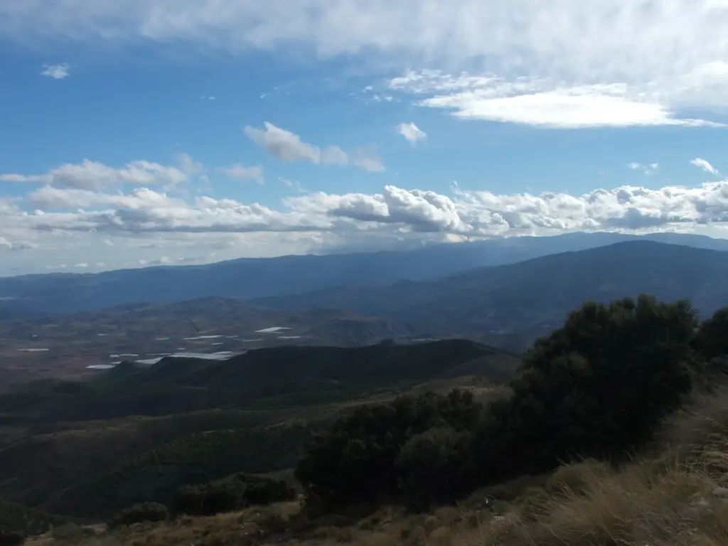 Panorama sulla Sierra de los Filabres con catene montuose che sfumano nella foschia e la piana coltivata in lontananza