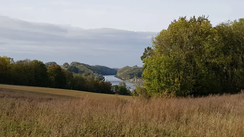 Veduta autunnale sul ponte di Kanne che attraversa il canale Albert, incassato tra le colline boscose del Limburgo
