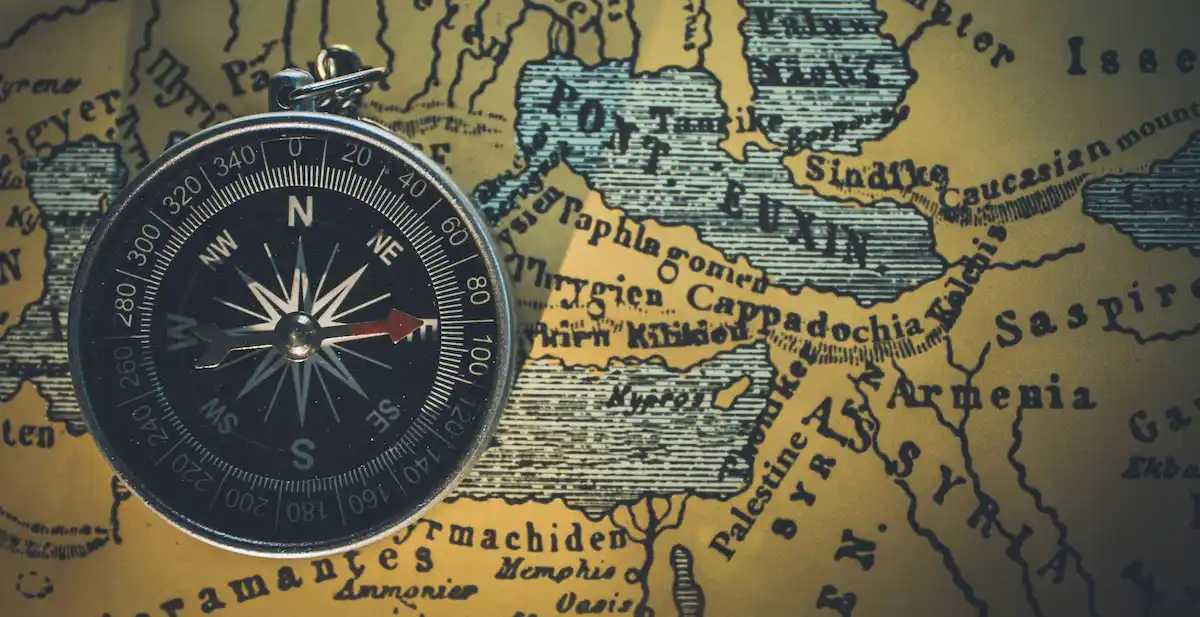 Bussola appoggiata su una carta geografica