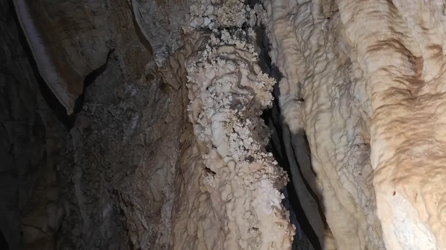 Formazioni concrezionate di botroidi all'interno di una cavità calcarea 