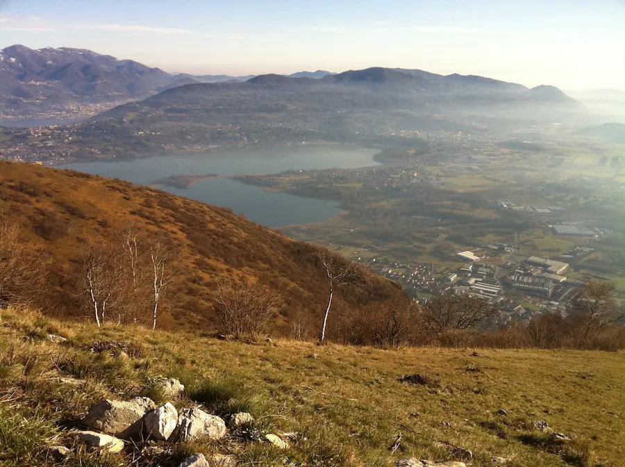 Vista panoramica sulla Brianza e i laghi dal Monte Barro