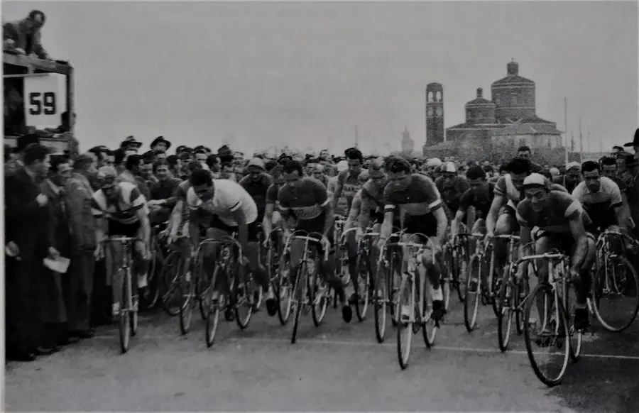 Partenza storica della Coppa Bernocchi nel 1935 tra folla e ciclisti