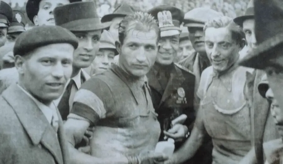 Fausto Coppi e Gino Bartali circondati dai tifosi nel 1940