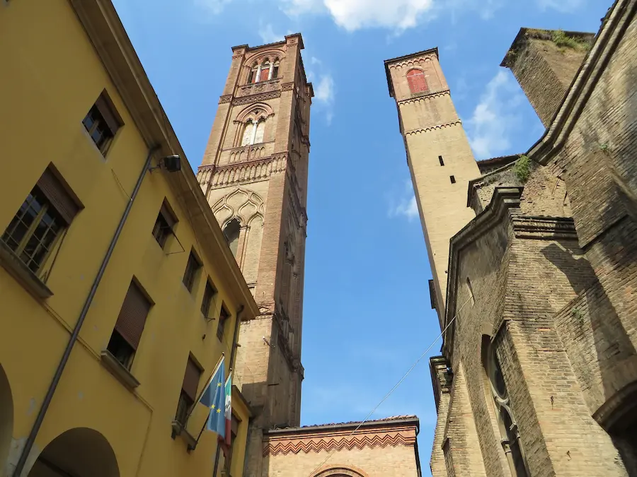 Le Due Torri di Bologna, Garisenda e Asinelli, viste dal basso