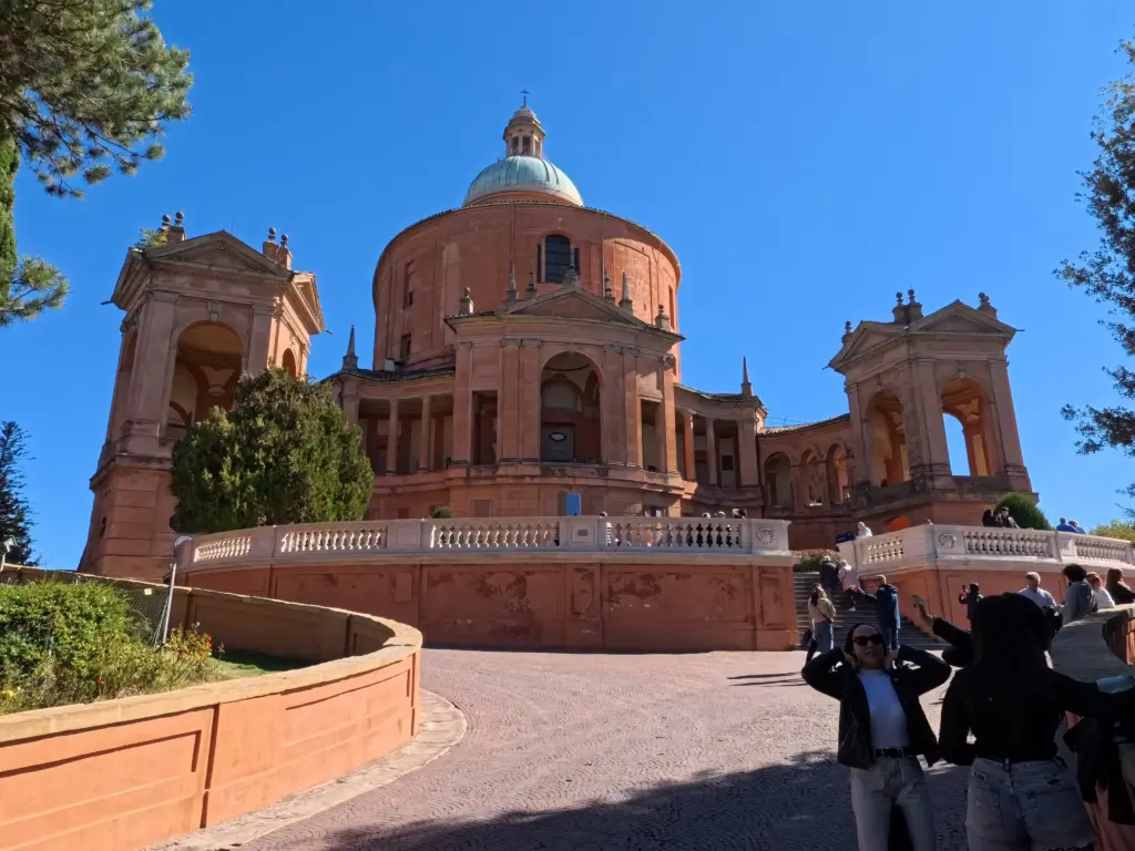 Facciata del Santuario di San Luca a Bologna con visitatori sulla scalinata
