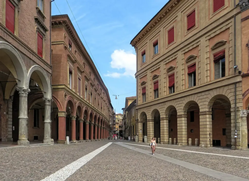 Via porticata nel centro storico di Bologna con palazzi rinascimentali