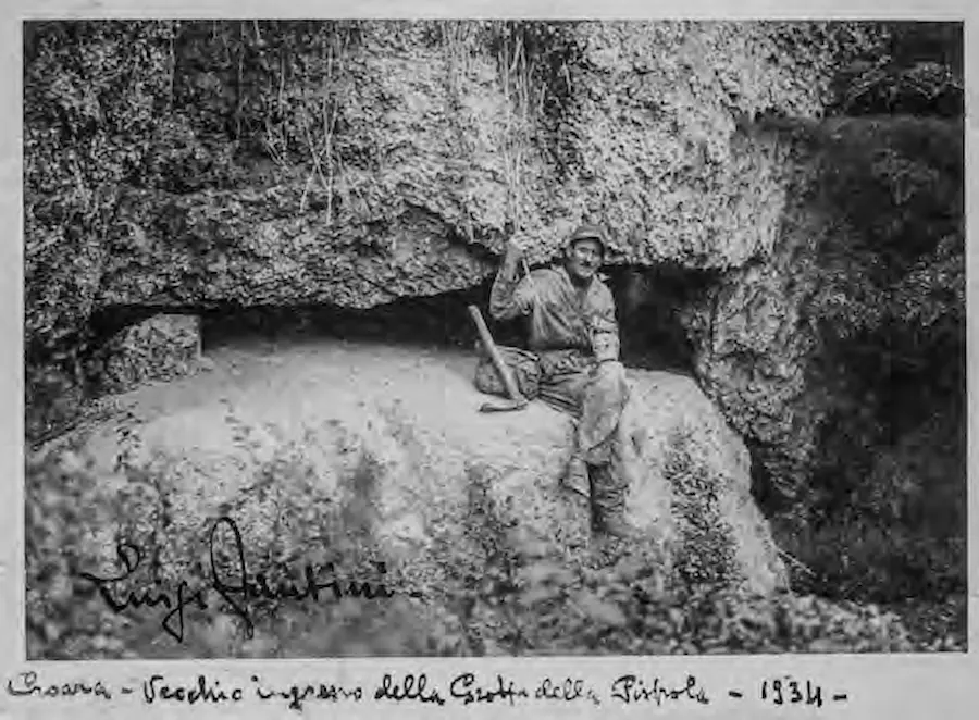 Fotografia storica del 1934 di Luigi Fantini all'ingresso della Grotta della Spipola a Croara, nel Parco dei Gessi Bolognesi