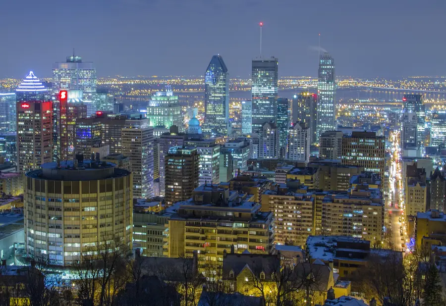 Skyline di Montréal di notte, sede dei Mondiali di ciclismo su strada 2026