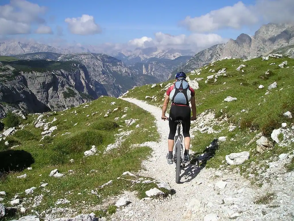 Ciclista su una strada di montagna nelle Dolomiti