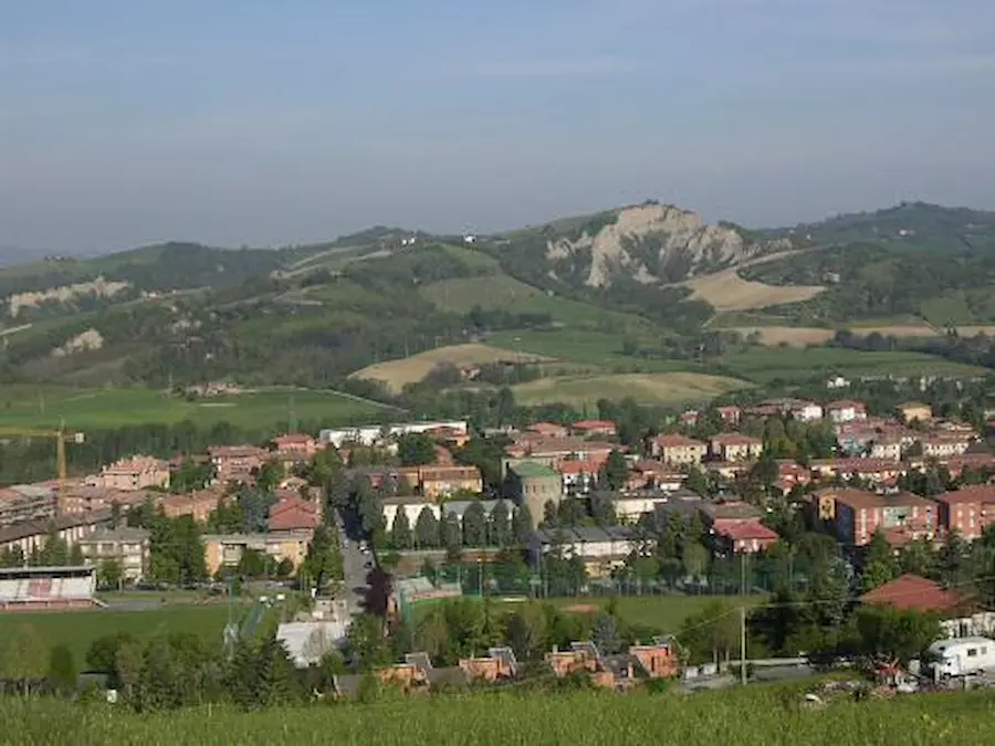 Vista panoramica su Pianoro nella Valle di Zena, con le colline bolognesi e un affioramento roccioso chiaro sullo sfondo