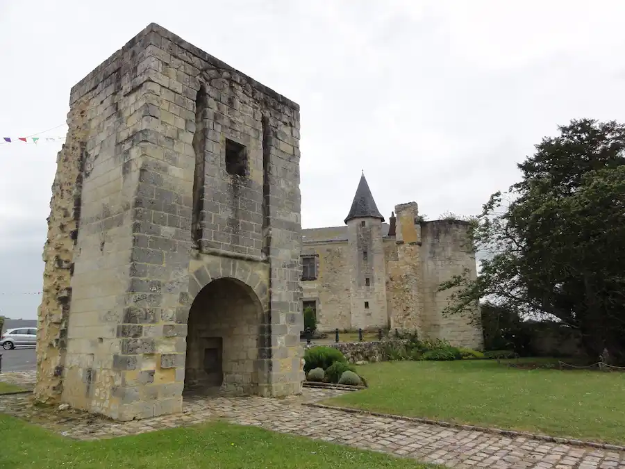 Antica torre d’ingresso in pietra e resti del castello medievale di Sainte-Maure-de-Touraine, nella Valle della Loira, in Francia