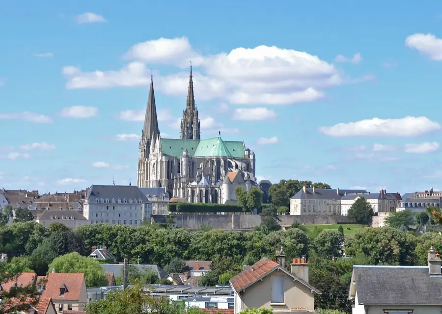 Veduta di Chartres con la cattedrale, città di partenza della Paris-Tours 2026