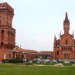 Veduta di Pollenzo con la torre neogotica e la chiesa di San Vittore affacciate sulla piazza
